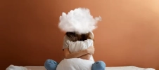 девушка в депрессии сидит на кровати