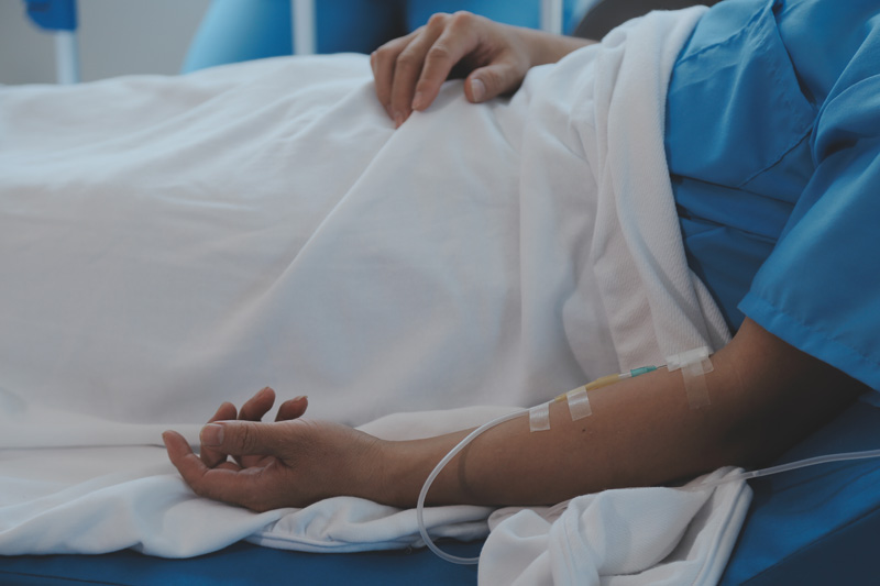 пациент лежит под капельницей винпоцетина